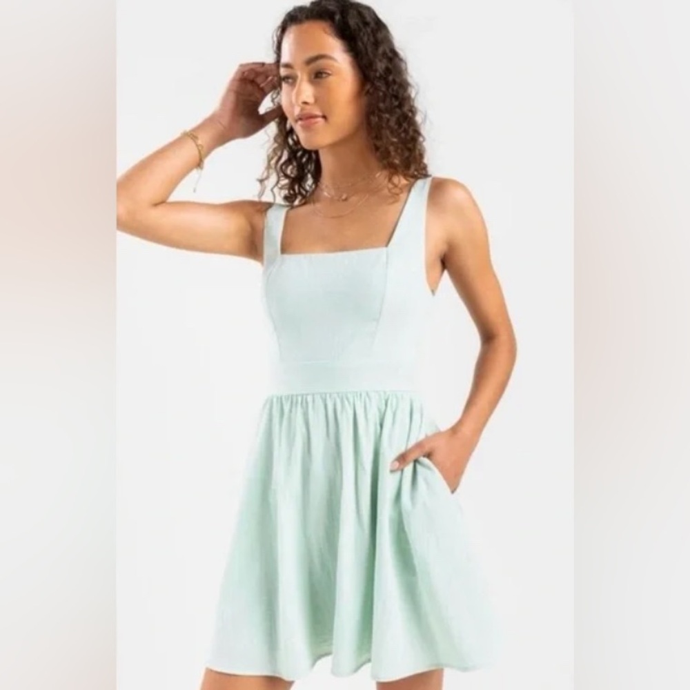 Elegant Mint Green Sleeveless Dress